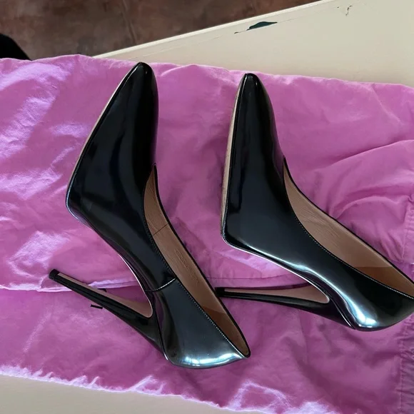 GUCCI Leather Point Toe Pumps. - Picture 4 of 4